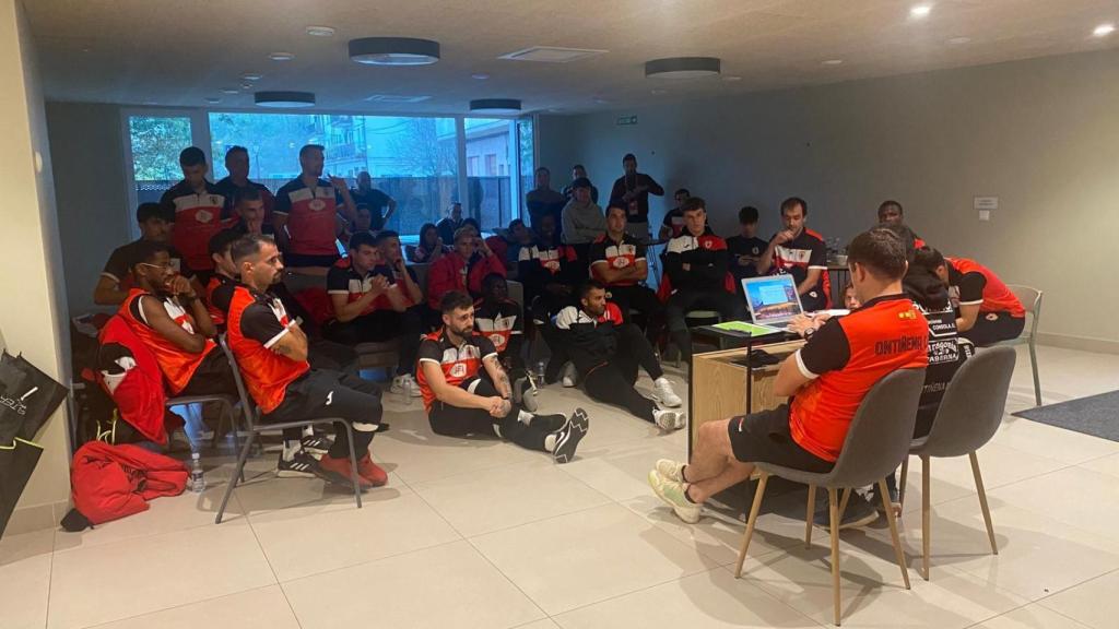 Reunión de los jugadores y cuerpo técnico del equipo.