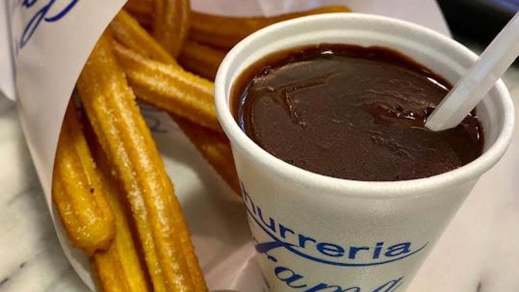 Churros con chocolate de la churrería La Fama.