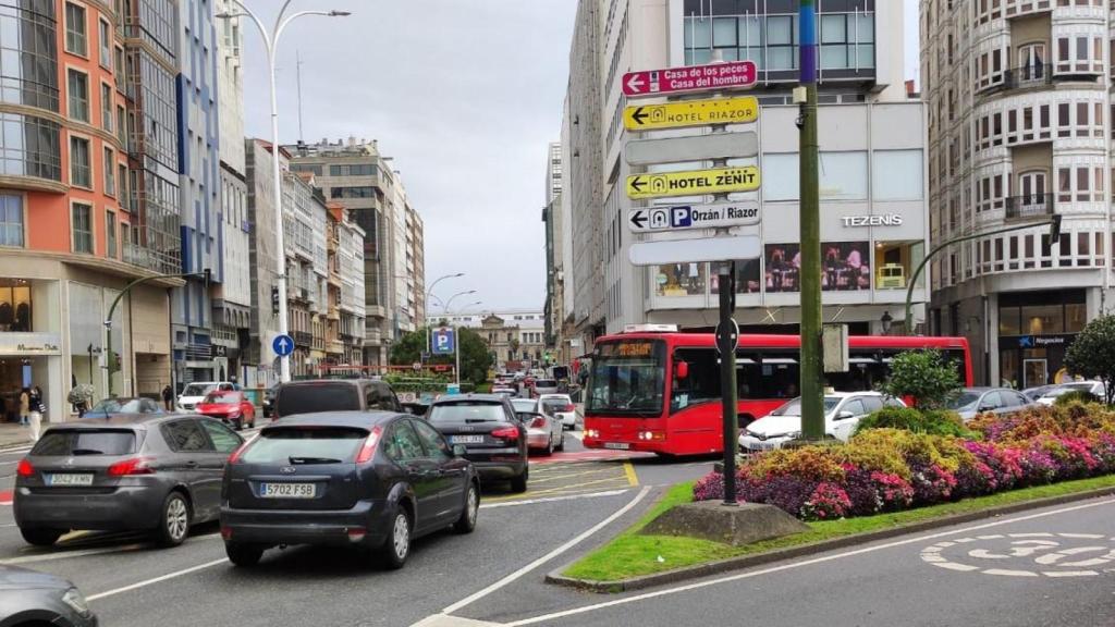 Cruce de Juana de Vega y plaza de Mina, con atascos de los que se quejan taxis y buses.