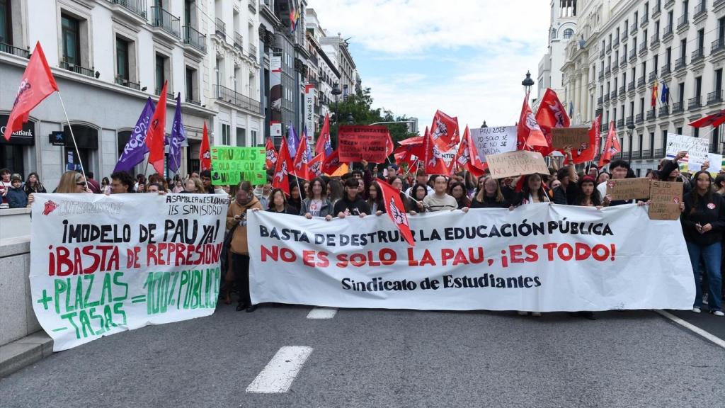 Estudiantes durante una concentración frente a la Consejería de Educación, Ciencia y Universidades de la Comunidad de Madrid.