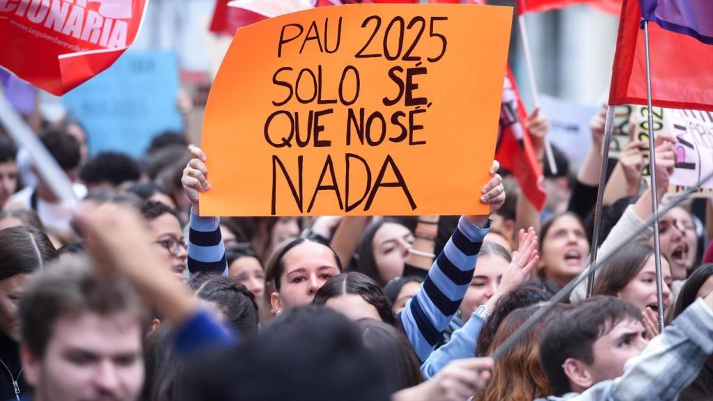 Sólo sé que no sé nada, dice el cartel de una estudiante en relación al examen de selectividad.