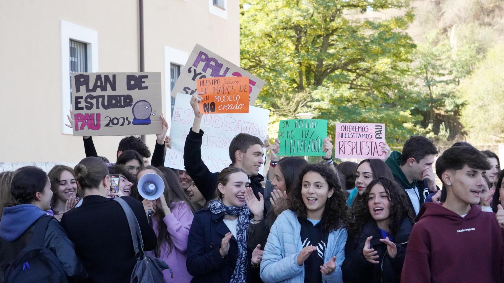 Imagen de la concentración de estudiantes frente a la Consejería de Educación, este viernes en Valladolid