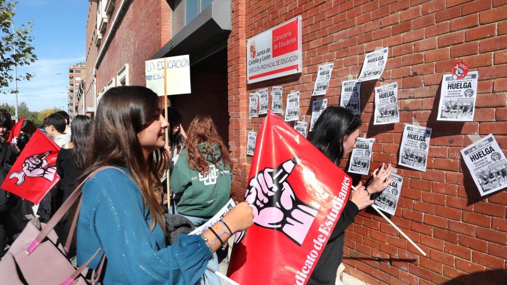 Un grupo de estudiantes protesta frente a la Dirección Provincial de Educación de Palencia, este viernes