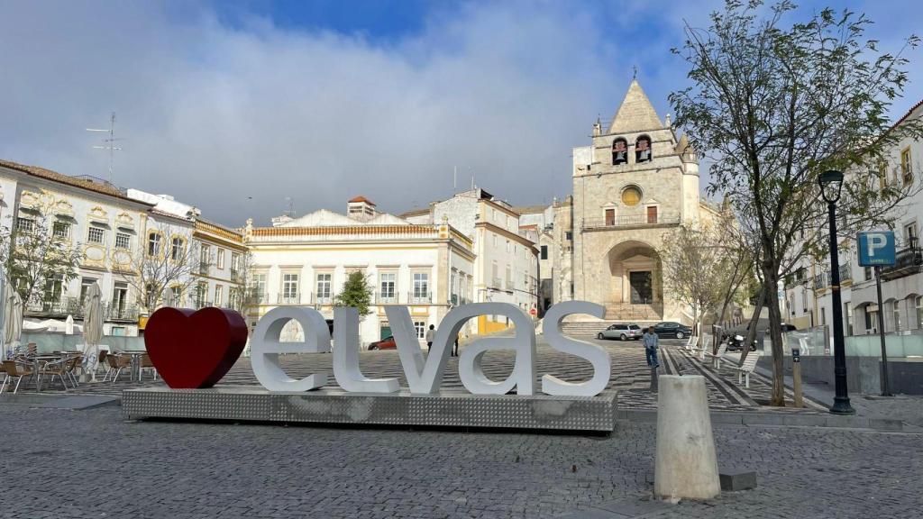 La plaza principal de Elvas, con el Ayuntamiento y la iglesia al fondo.