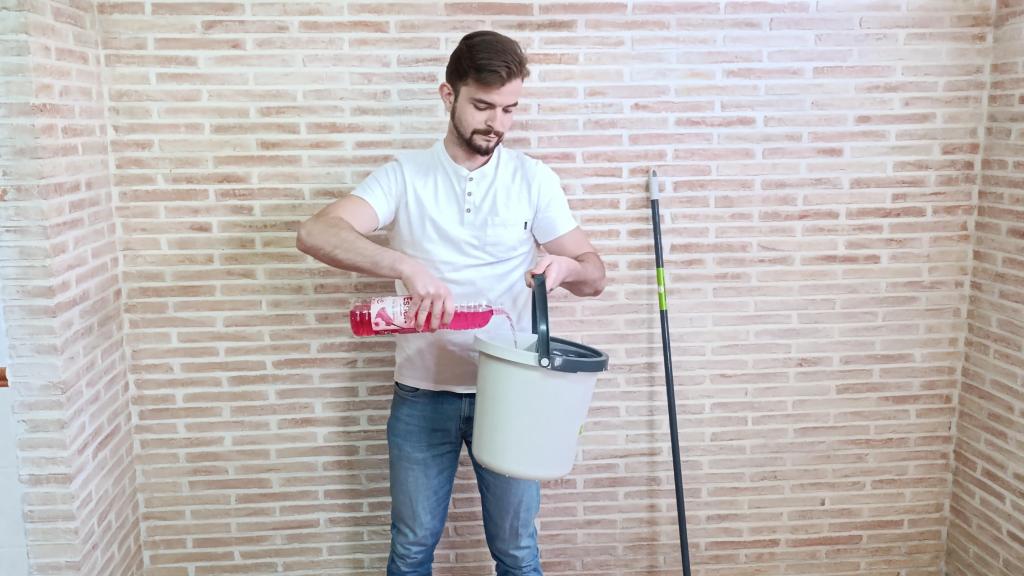 El periodista se prepara para buscar trabajo en el sector de la limpieza.