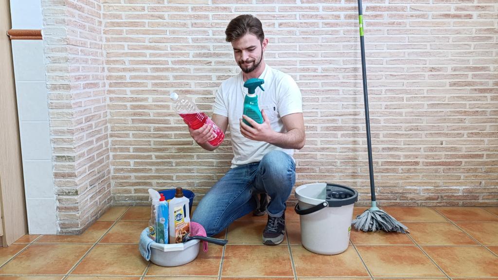 El periodista observa varios productos que se utilizan en el sector de la limpieza.