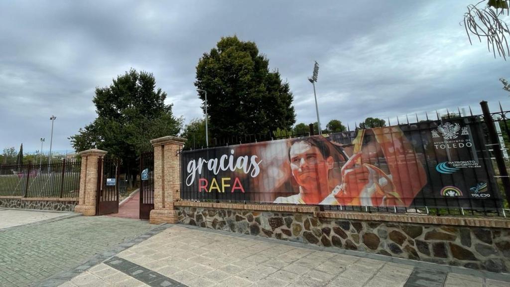 La lona instalada por el Ayuntamiento de Toledo como agradecimiento a Rafa Nadal.