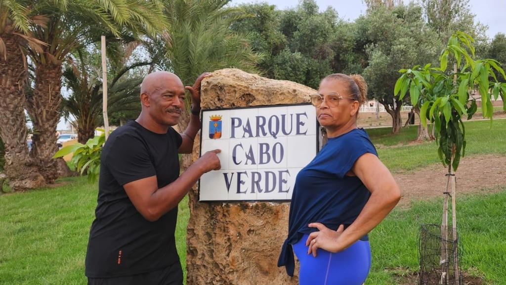 Alcides y su mujer, posando frente al Parque Cabo Verde en Torrevieja.