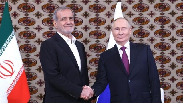 El presidente ruso, Vladimir Putin, y el presidente iraní, Masoud Pezeshkian, se estrechan la mano en Turkmenistán.