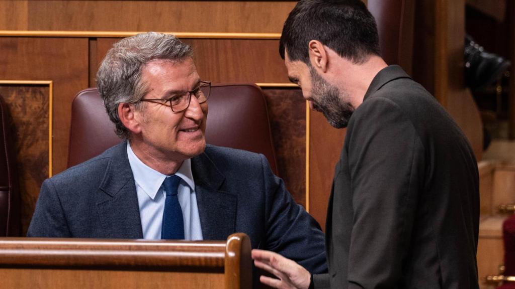 Alberto Núñez Feijóo charla con el ministro de Derechos Sociales, Pablo Bustinduy, el pasado miércoles en el Congreso.