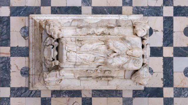 Vista cenital del sepulcro del cardenal Tavera, obra de Alonso de Berruguete.