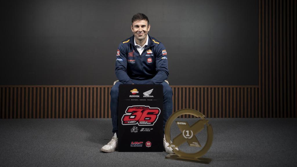 Toni Bou junto a su título de Campeón del Mundo de X-Trial y su cartel con el 36.