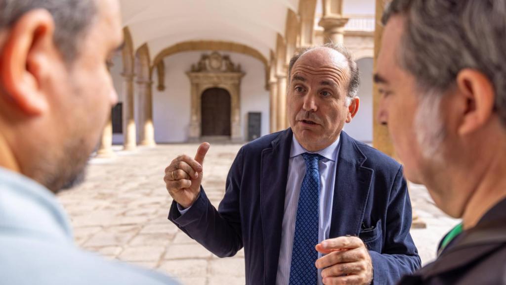 Juan Manuel Albendea, director general de la Fundación Casa Ducal de Medinaceli, conversa con el arquitecto José Ramón de la Cal.