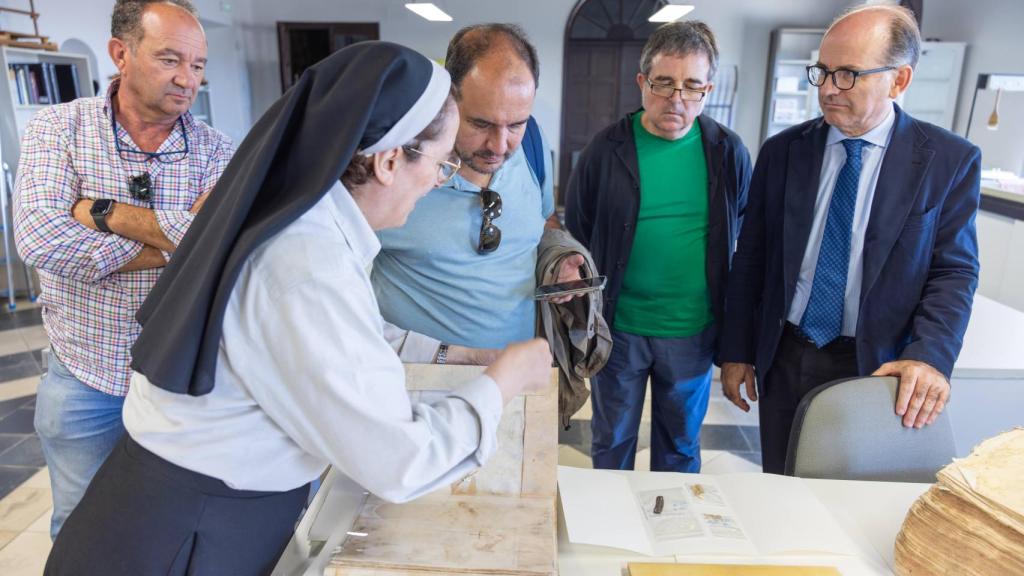 María Dolores Díaz de Miranda está a cargo del taller de restauración de documentos que la Fundacioón Casa Ducal de Medinaceli tiene en Tavera.