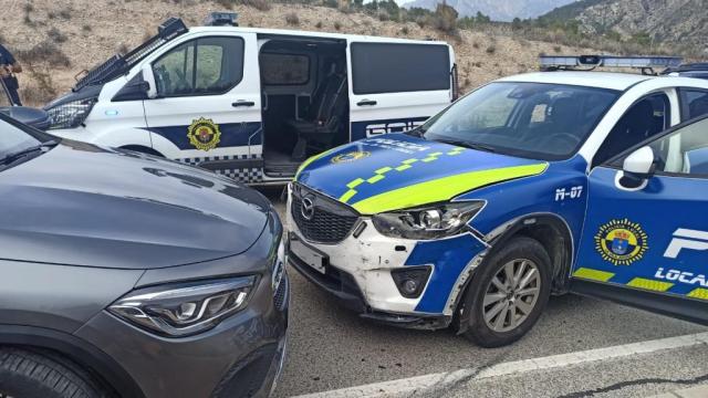 Dos vehículos de la Policía Local durante una operación este agosto.