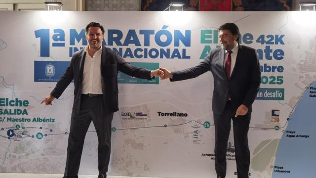 Pablo Ruz y Luis Barcala se dan la mano destacando la salida y llegada de la carrera.