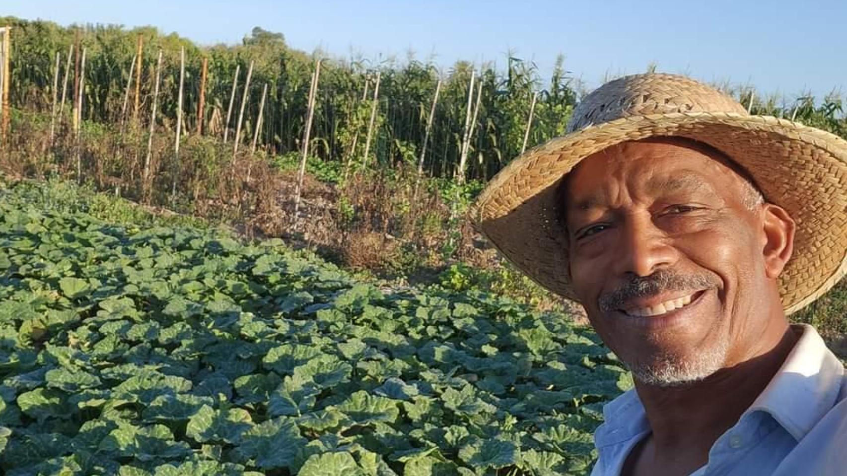 Alcides Almeida, en su huerta de Benijófar.