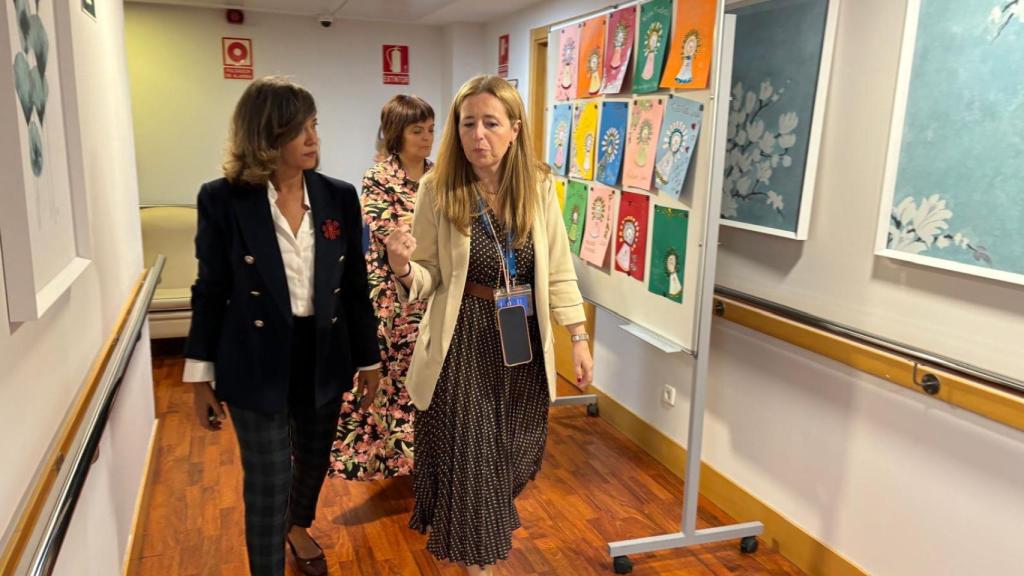 Marian Orós junto a Sonia Martínez en la visita a la Residencia Ballesol Puerta del Carmen.