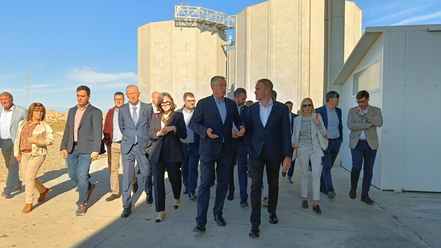 El consejero de Medio Ambiente de Aragón, Manuel Blasco, ha visitado esta planta de biogás en Zaidín (Huesca)