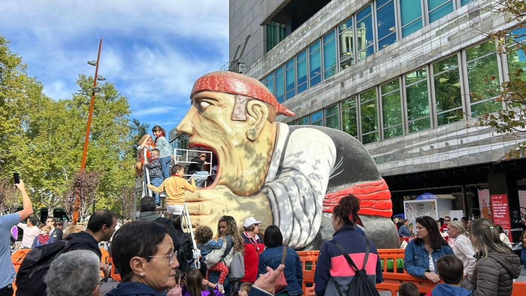 El Tragachicos se instala en plaza Paraíso durante este viernes.