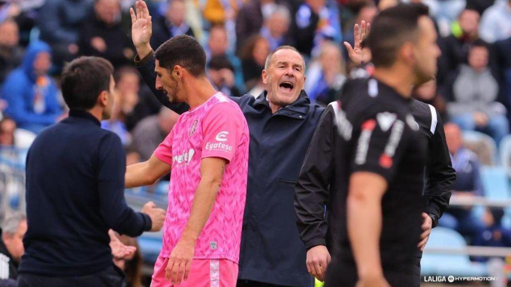 Víctor Fernández ante el Tenerife en La Romareda en marzo de 2024.