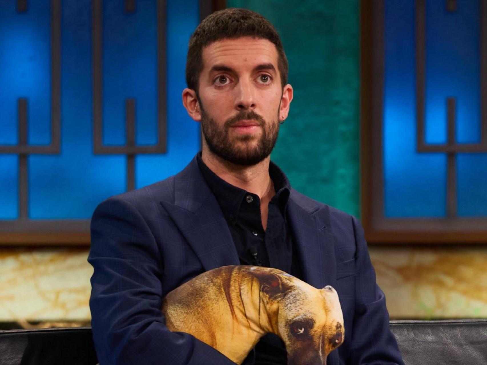 'La Revuelta' de Broncano se hace eco del escándalo de las oposiciones de  RTVE: así fue su pulla a través de un rótulo