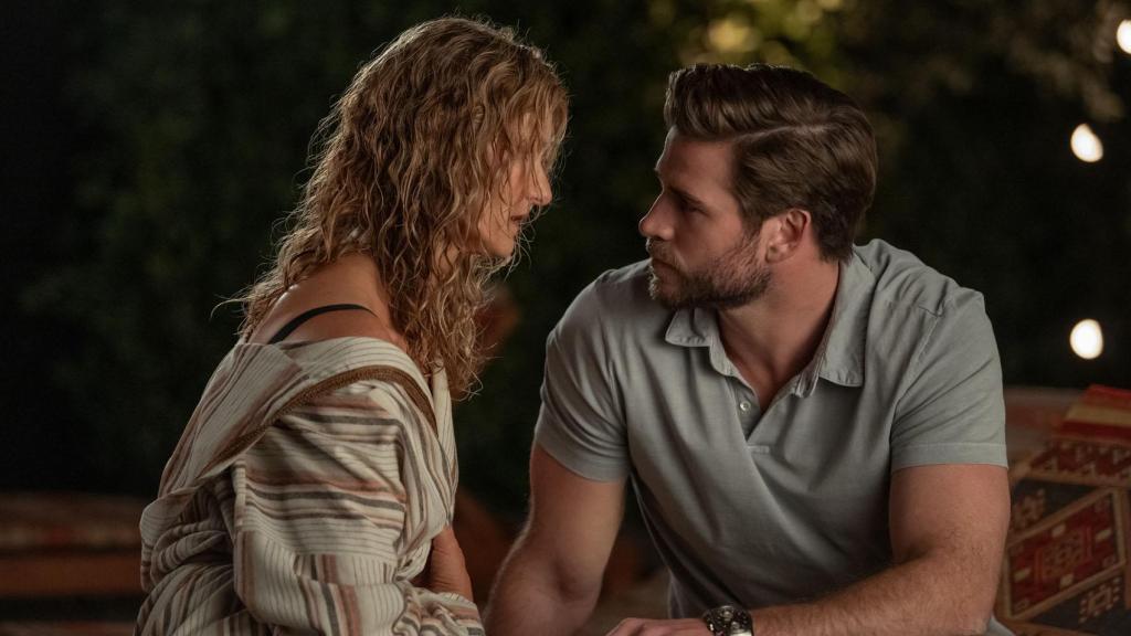 Acaba de llegar a Netflix y solo dura 90 minutos: una aventura romántica con Laura Dern y Liam Hemsworth