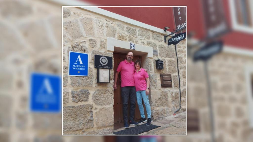 Fernando y Mari Carmen a las puertas de 'A Cien Leguas', su negocio en Castrojeriz (Burgos)