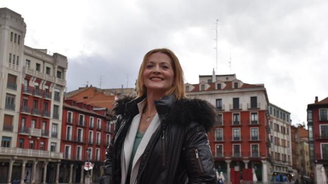 Azucena de la Fuente posa en la Plaza Mayor de Valladolid