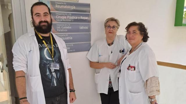 Alberto Alonso, psicólogo, Carmen Rodríguez y María José Vázquez, enfermeras, de la Unidad de Cuidados Paliativos del Hospital Universitario Río Hortega de Valladolid