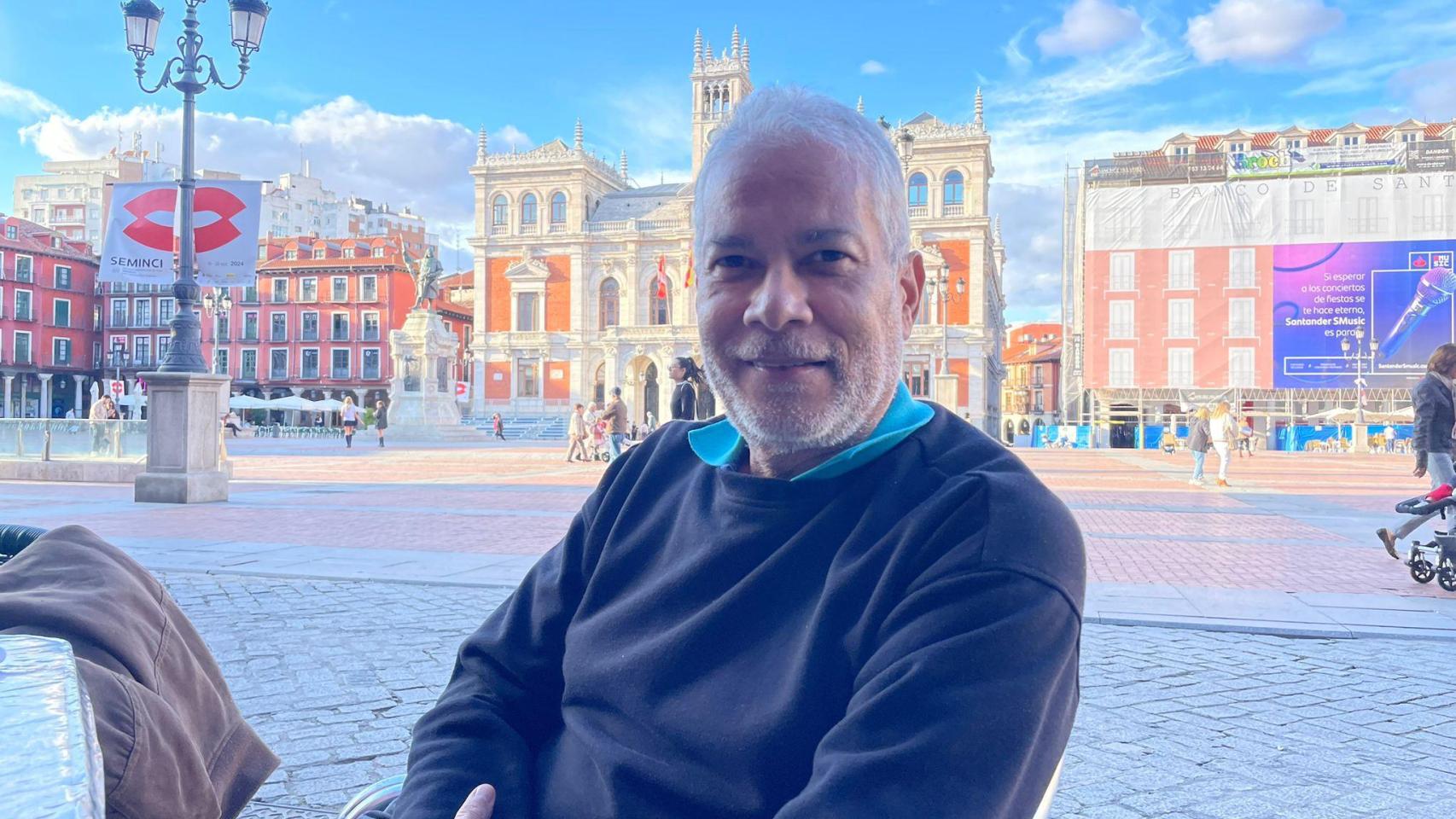 Oswaldo Reques en la plaza Mayor de Valladolid