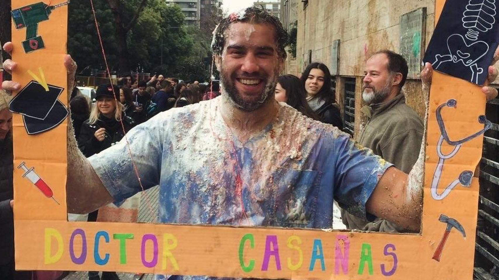 Sacha Casañas al graduarse como médico en Argentina