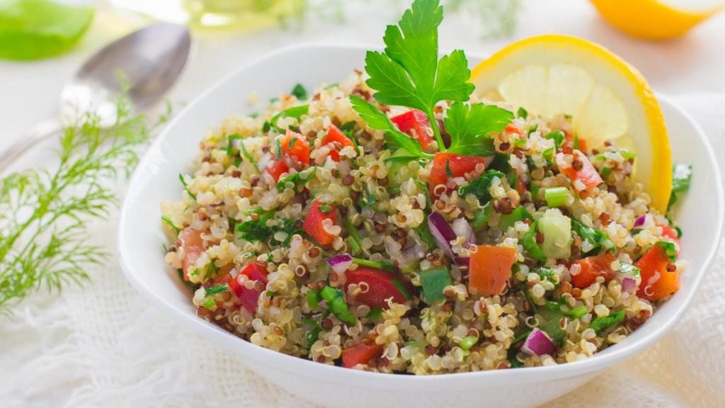 Una ensalada de quinoa con vegetales