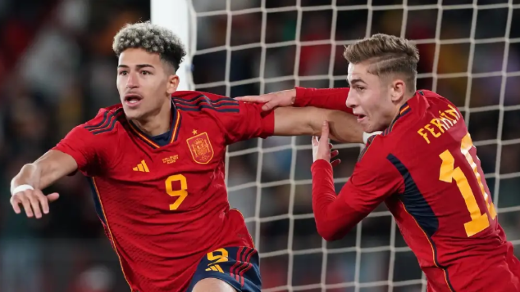 Mateo Joseph celebra un gol con España.