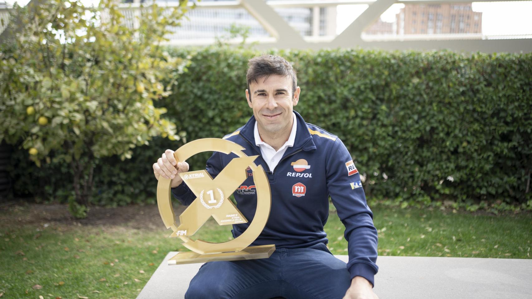 Toni Bou con su trofeo de Campeón del Mundo de X-Trial.