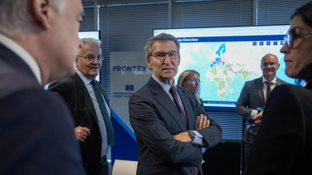 El líder del PP Alberto Núñez Feijóo delante de la sede de Frontex durante su gira por Europa