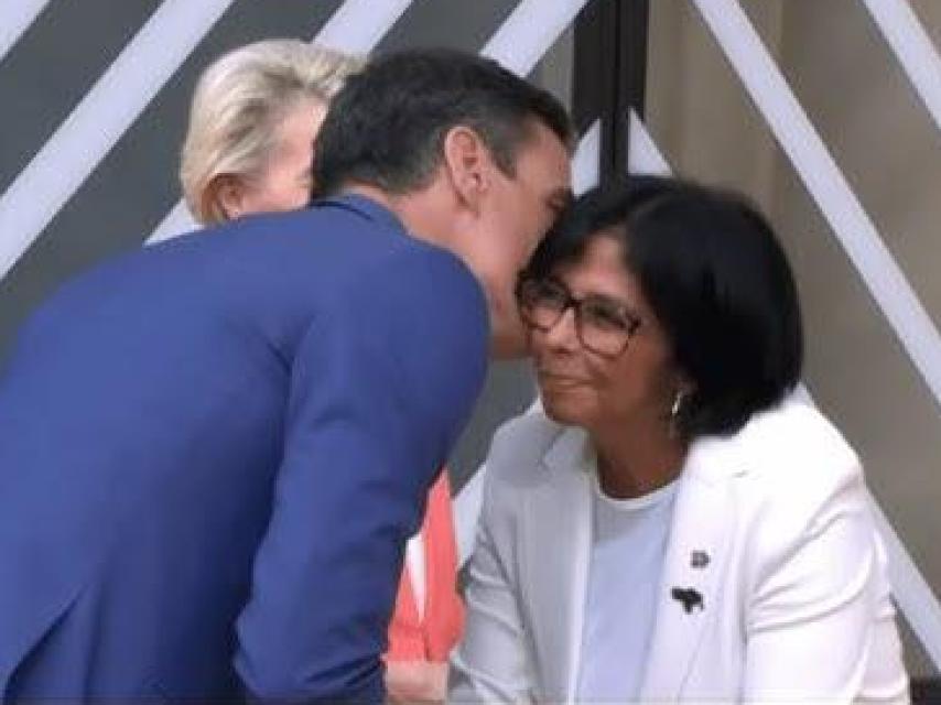 Pedro Sánchez besa a Delcy Rodríguez, en la Cumbre UE-CELAC de Bruselas, auspiciada por la presidencia española de la UE, en julio de 2023.