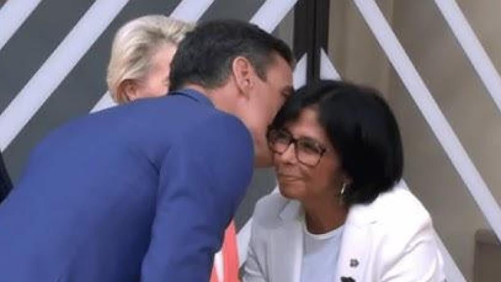 Pedro Sánchez besa a Delcy Rodríguez, en la Cumbre UE-CELAC de Bruselas, auspiciada por la presidencia española de la UE, en julio de 2023.