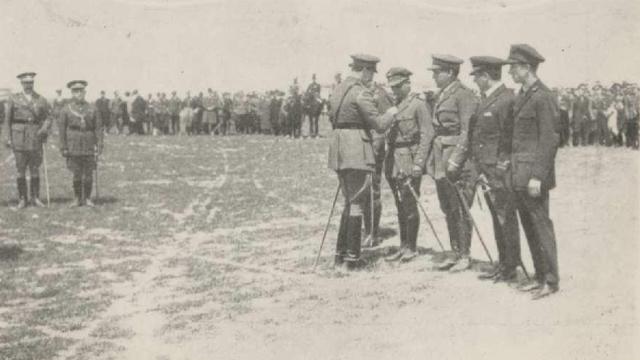 El rey Alfonso XIII condecora a Ramón Franco y a los otros aviadores del 'Plus Ultra' en el aeródromo de Cuatro Vientos.