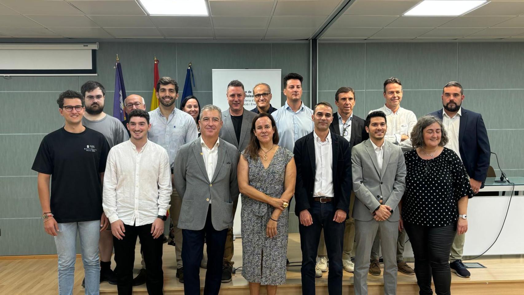 Representantes del gobierno balear y de las startups ganadoras.