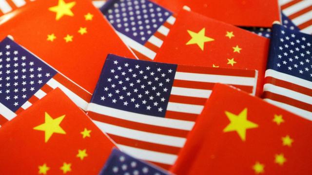 Banderas de Estados Unidos y China.