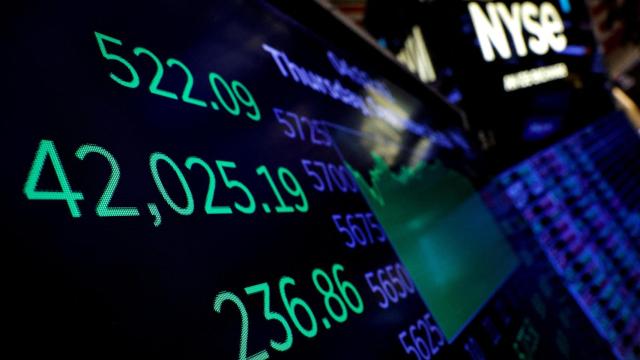 Un panel de la Bolsa de Nueva York muestra la cotización del Dow Jones.