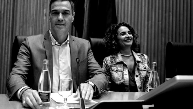 El secretario general del PSOE y presidente del Gobierno, Pedro Sánchez y la vicesecretaria general del PSOE, vicepresidenta primera del Gobierno y ministra de Hacienda, María Jesús Montero