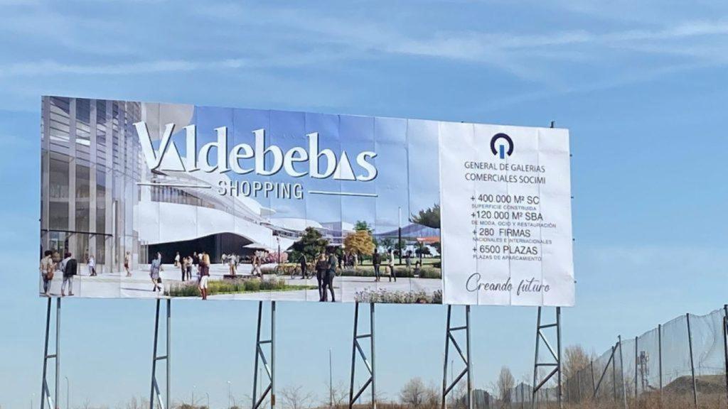 Cartel informativo que han colocado en Valdebebas para promocionar el nuevo centro comercial.