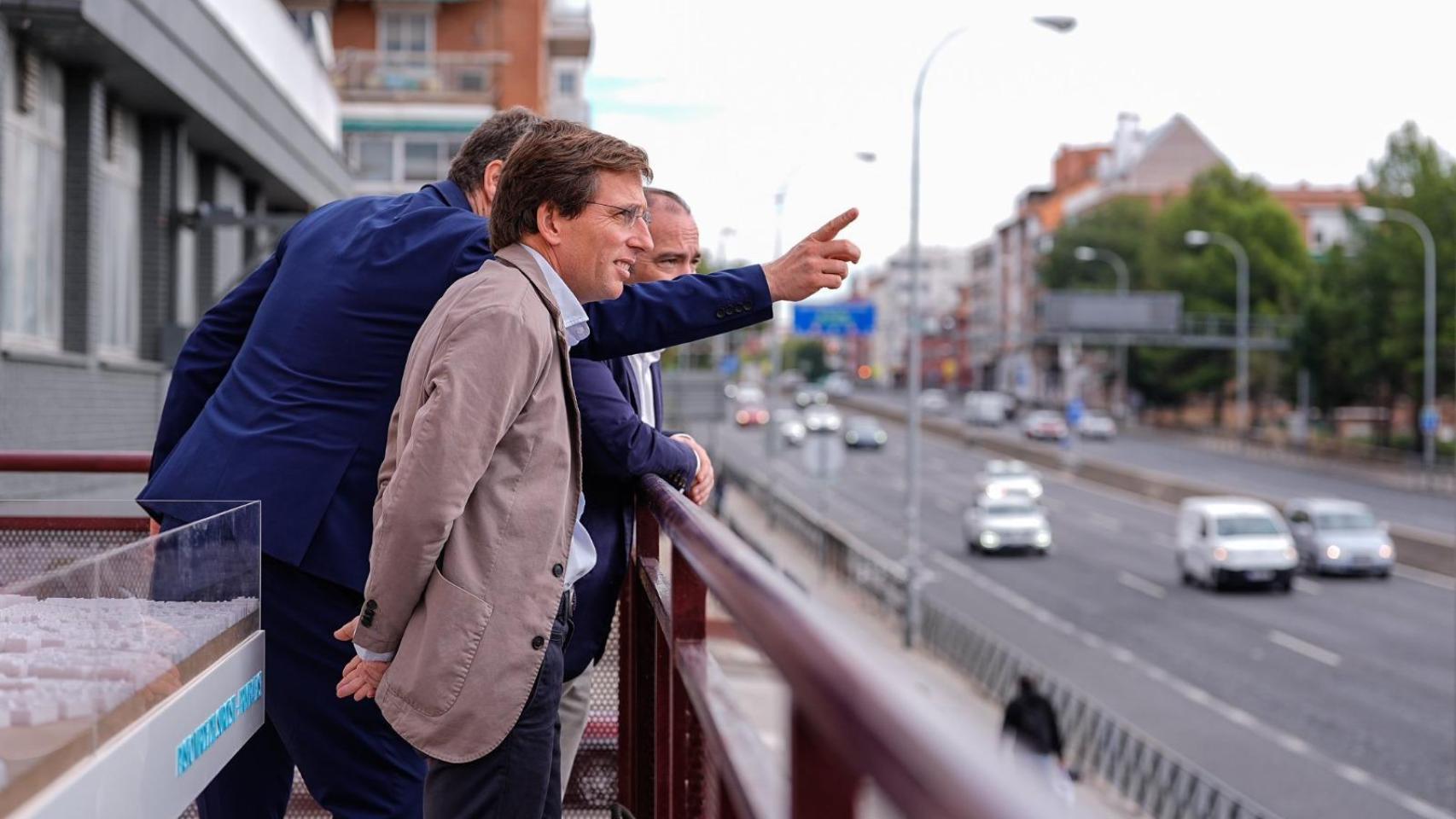 El alcalde de Madrid, José Luis Martínez-Almeida, junto al delegado de Urbanismo, Borja Carabante, y el concejal presidente de Latina, Alberto González, junto a la A-5.