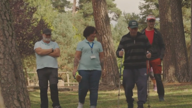 Ángel, un paciente de cuidados paliativos, disfruta de la naturaleza en La Pedriza.