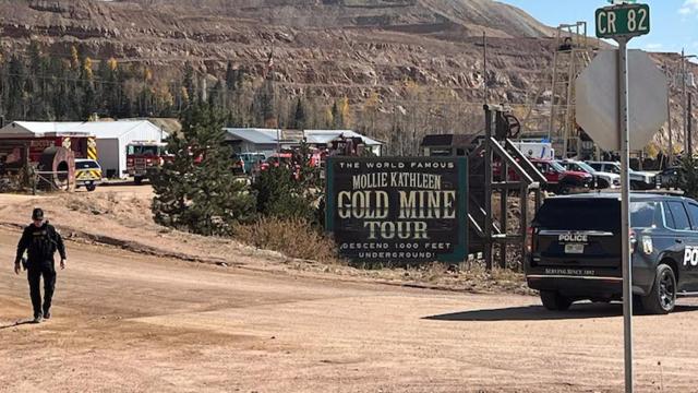 Un coche de policía a la entrada de la mina Mollie Kathleen en Teller County.