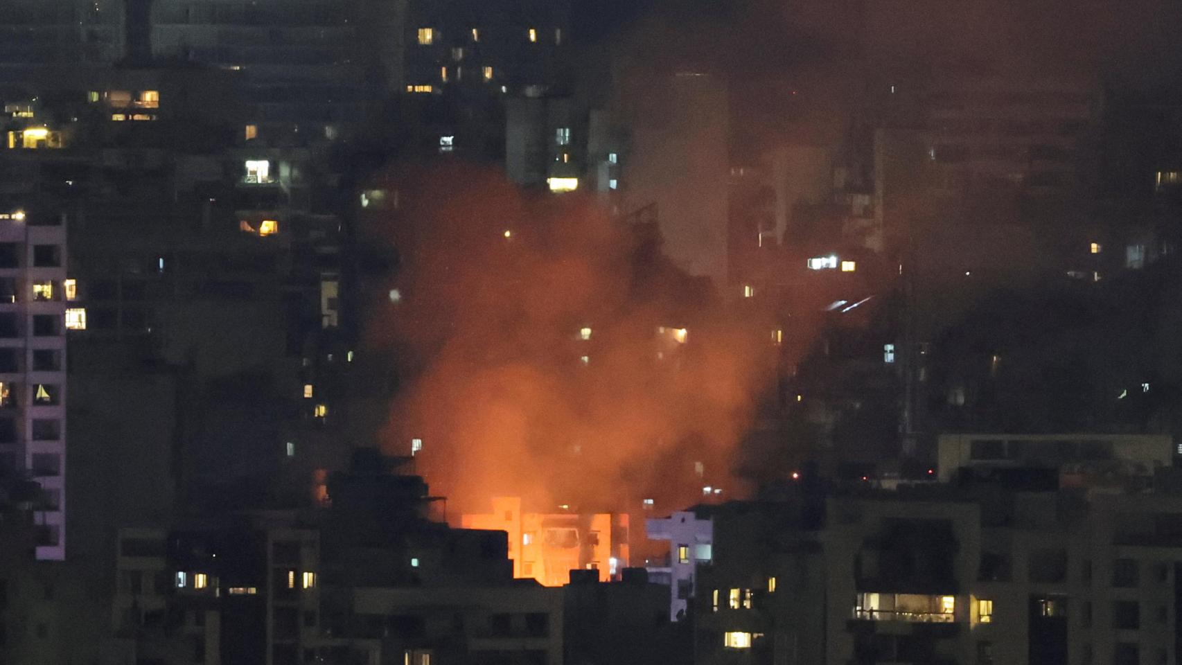 Un edificio de Beirut en llamas tras impactarle un misil este jueves.