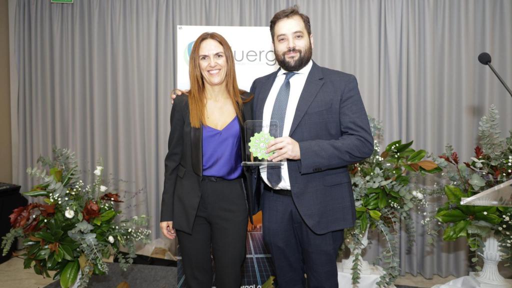 Paula Oliete Trillo, subdirectora xeral de enerxía da Xunta de Galicia, junto a Pablo Grandío, director de Quincemil