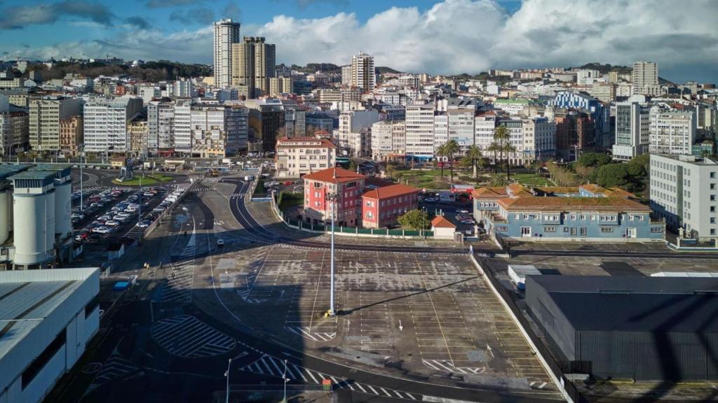 El muelle de Calvo Sotelo, con el 'skyline' de la ciudad de fondo.